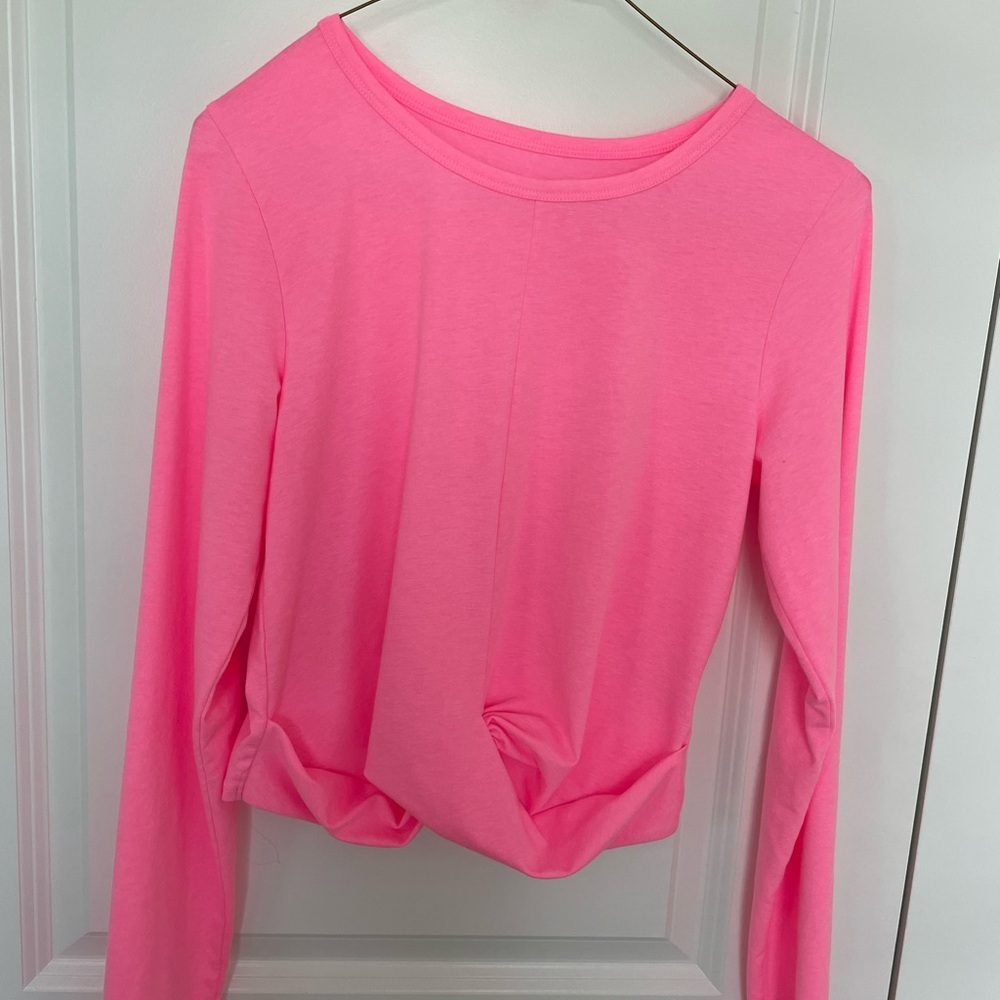 Ladies Lilly Pulitzer long sleeve slightly cropped tee shirt